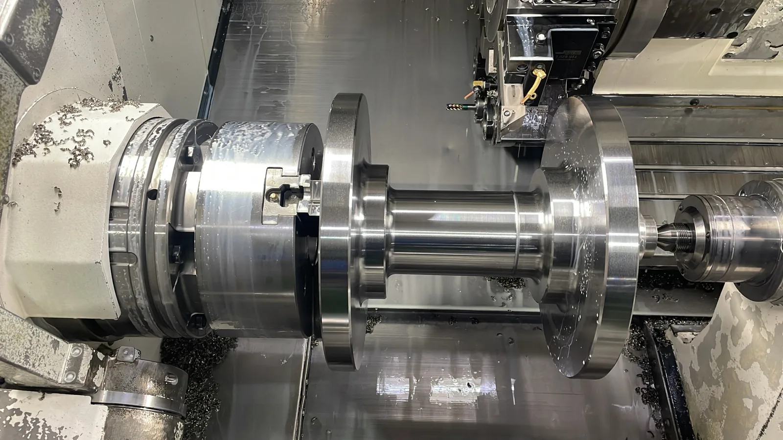 Welle mit Flanschen in der Bearbeitung auf der Mazak QT-250MY